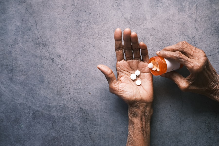 A metronidazol recept nélküli elérhetősége lehetőséget ad arra, hogy a betegek gyorsan reagáljanak a tüneteikre, és ezzel csökkentsék a betegség előrehaladásának kockázatát. Fontos azonban megjegyezni, hogy a metronidazol nem minden esetben alkalmazható, és nem mindenki számára megfelelő. A gyógyszer szedése előtt érdemes alaposan tájékozódni a lehetséges mellékhatásokról és ellenjavallatokról.