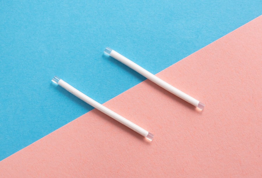 A progesztinok, mint a női hormonális egyensúly kulcsszereplői, jelentős hatással vannak a reproduktív egészségre és a menstruációs ciklus szabályozására. A progesztinok, amelyek a progeszteron szintetikus analógjai, számos fiziológiai folyamatot befolyásolnak, beleértve a petefészek működését, a méh nyálkahártyájának előkészítését a terhességre, valamint a menstruációs ciklus szabályozását. A progesztin hatásmechanizmusának felfedezése nemcsak a nőgyógyászatban, hanem a hormonális terápiák terén is új lehetőségeket nyitott meg.