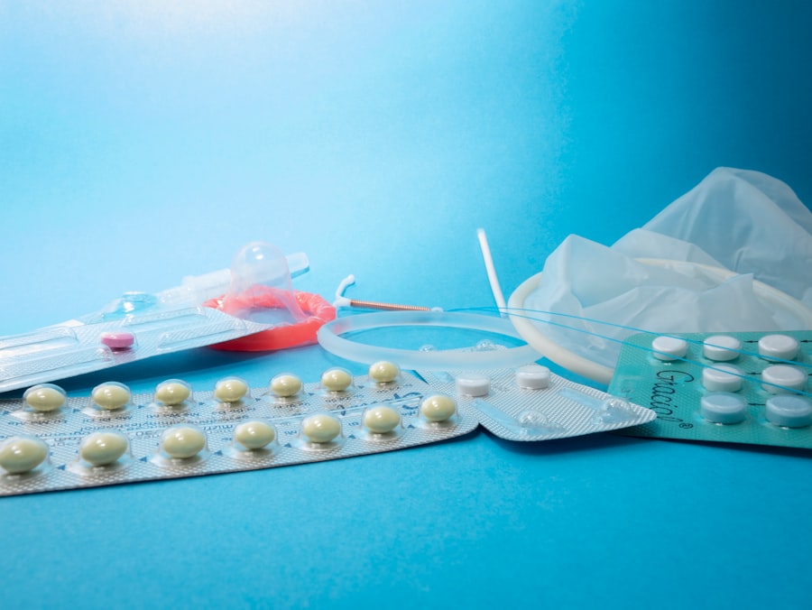 A fogamzásgátló spirál, más néven intrauterin eszköz (IUD), egy apró, T-alakú eszköz, amelyet a női méh üregébe helyeznek. A spirál célja, hogy megakadályozza a terhességet, és hosszú távú megoldást kínáljon a fogamzásgátlásra. A spirálok különböző anyagokból készülnek, és a hormonális vagy nem hormonális típusok közötti választás lehetőséget ad a nőknek arra, hogy a számukra legmegfelelőbb megoldást válasszák.