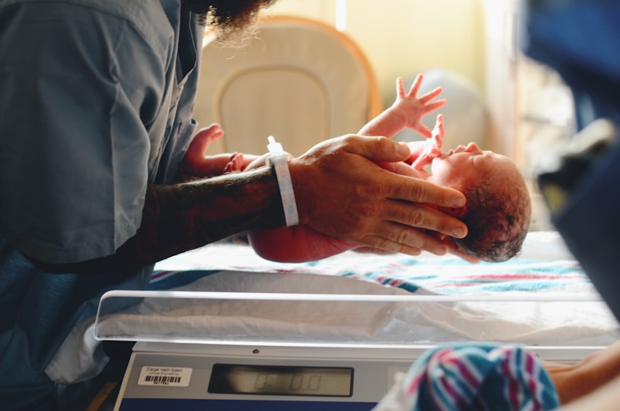 A méhen belüli fogamzásgátlás, más néven intrauterin fogamzásgátló (IUD), egy olyan eszköz, amelyet a női méh üregébe helyeznek el, hogy megakadályozza a terhességet. Az IUD-k különböző formákban és anyagokból készülnek, de mindegyik célja az, hogy megakadályozza a spermiumok és a petesejtek találkozását, ezáltal csökkentve a megtermékenyülés esélyét. A méhen belüli fogamzásgátlás működése több mechanizmuson alapul: egyrészt megváltoztatja a méhnyálkahártya környezetét, másrészt a spermiumok mozgását is gátolja.