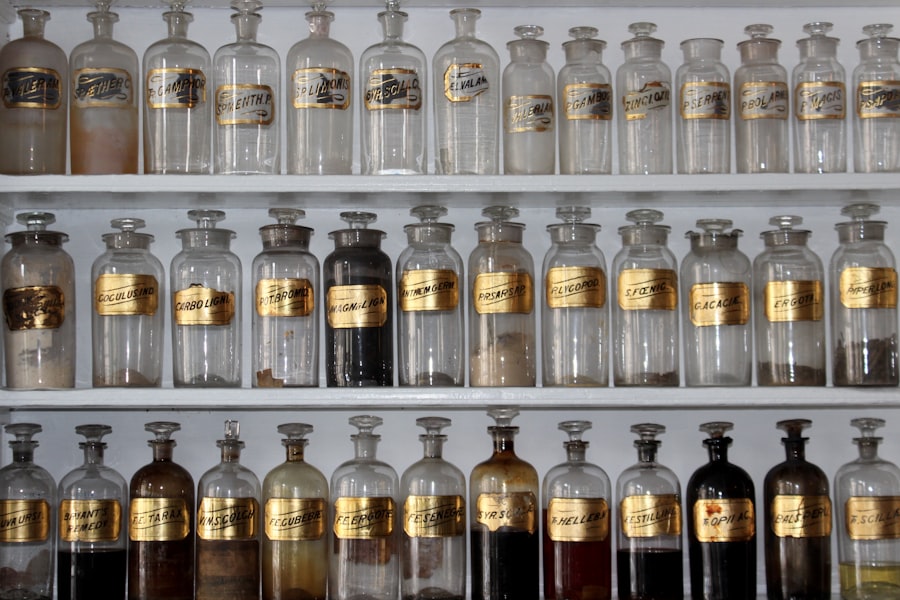 A savlekötő gyógynövények kiemelkedő szerepet játszanak az emésztőrendszer egészségének fenntartásában. Az emésztés során a gyomorban termelődő savak segítik az ételek lebontását, azonban túlzott mennyiségük kellemetlen tüneteket, például gyomorégést és refluxot okozhat. A savlekötő gyógynövények, mint például a kamilla, a menta és a gyömbér, képesek semlegesíteni a felesleges savakat, ezáltal enyhítve a gyomorpanaszokat.