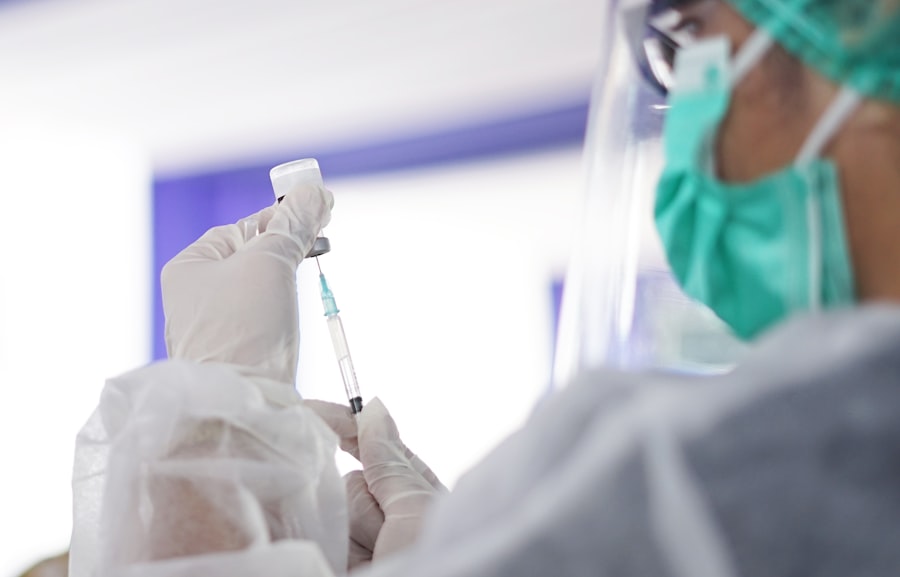 A Vetoquinol antibiotikum egy olyan készítmény, amelyet kifejezetten állatok számára fejlesztettek ki, és célja a bakteriális fertőzések kezelése. A Vetoquinol antibiotikum különösen fontos szerepet játszik az állatgyógyászatban, mivel segít megelőzni és kezelni a különböző fertőző betegségeket, amelyek az állatok egészségét veszélyeztethetik. Az állatorvosok gyakran alkalmazzák ezt a gyógyszert különböző állatfajoknál, hogy biztosítsák a gyors felépülést és a betegségek terjedésének megakadályozását.