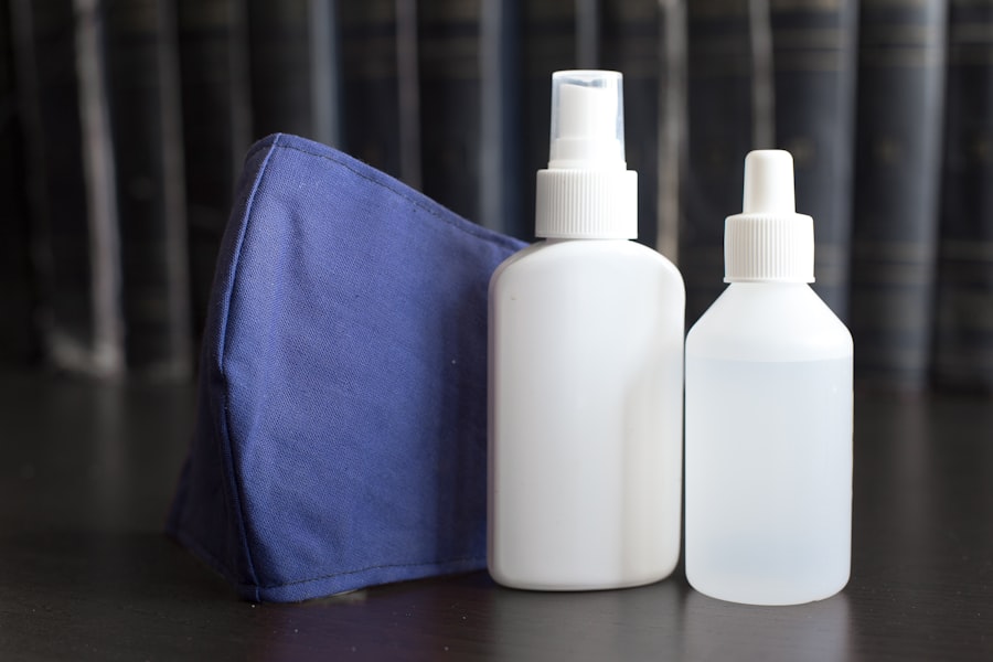 A gyulladáscsökkentő spray egy olyan helyi alkalmazású készítmény, amelyet a gyulladásos állapotok kezelésére fejlesztettek ki. Ezek a spray-k általában olyan hatóanyagokat tartalmaznak, amelyek képesek csökkenteni a gyulladásos reakciókat, enyhíteni a fájdalmat és javítani a szövetek regenerálódását. A spray formátum lehetővé teszi, hogy a hatóanyagok közvetlenül a problémás területre jussanak, így gyorsabb és hatékonyabb eredményeket érhetünk el, mint a szájon át szedhető gyógyszerek esetében.