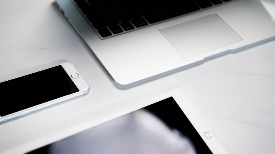 Az antibiotikumos torokfertőtlenítő tabletta egy olyan gyógyszerforma, amelyet kifejezetten a torok fertőzéseinek kezelésére fejlesztettek ki. Ezek a tabletták általában antibiotikumokat tartalmaznak, amelyek képesek elpusztítani a baktériumokat, így segítve a gyulladás csökkentését és a fájdalom enyhítését. A torokfertőtlenítő tabletták nemcsak a baktériumok ellen hatékonyak, hanem sok esetben gyulladáscsökkentő és fájdalomcsillapító összetevőket is tartalmaznak, amelyek hozzájárulnak a torok irritációjának csökkentéséhez.