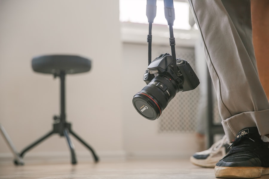 A biotechnol&oacute;gia egy interdiszciplin&aacute;ris tudom&aacute;ny&aacute;g, amely a biol&oacute;giai rendszerek, &eacute;lől&eacute;nyek &eacute;s azok alkot&oacute;elemeinek felhaszn&aacute;l&aacute;s&aacute;val foglalkozik k&uuml;l&ouml;nb&ouml;ző ipari, orvosi &eacute;s mezőgazdas&aacute;gi alkalmaz&aacute;sokban. A biotechnol&oacute;gia alapja a sejtek &eacute;s a molekul&aacute;k műk&ouml;d&eacute;s&eacute;nek meg&eacute;rt&eacute;se, amely lehetőv&eacute; teszi a tud&oacute;sok sz&aacute;m&aacute;ra, hogy manipul&aacute;lj&aacute;k ezeket a rendszereket a k&iacute;v&aacute;nt eredm&eacute;nyek el&eacute;r&eacute;se &eacute;rdek&eacute;ben. A biotechnol&oacute;giai folyamatok sor&aacute;n gyakran haszn&aacute;lnak mikroorganizmusokat, n&ouml;v&eacute;nyeket &eacute;s &aacute;llatokat, hogy &uacute;j term&eacute;keket &aacute;ll&iacute;tsanak elő vagy jav&iacute;ts&aacute;k a megl&eacute;vőket.