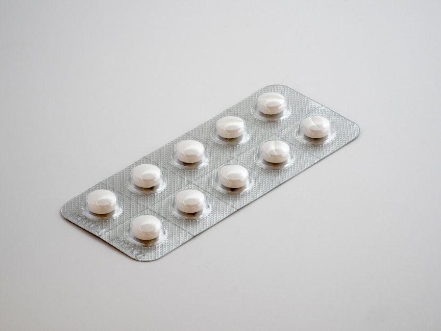 A gyulladáscsökkentő antibiotikumok szerepe a mindennapi egészségügyben kiemelkedő jelentőséggel bír. Az emberek gyakran keresnek gyors megoldásokat a gyulladások kezelésére, és a vény nélküli gyógyszerek lehetősége sok esetben kényelmes alternatívát kínál. A gyulladásos állapotok, mint például a torokfájás, ízületi gyulladás vagy bőrgyulladás, gyakran okoznak kellemetlenséget, és a megfelelő gyógyszer kiválasztása segíthet a tünetek gyors enyhítésében.
