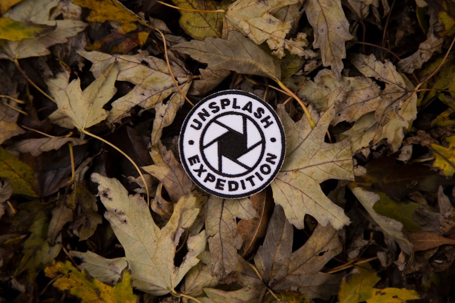 A fogamzásgátló tapasz egy modern, hormonális fogamzásgátló módszer, amely a bőrre tapasztva fejti ki hatását. A tapasz általában négyzet alakú, és különböző színű lehet, attól függően, hogy milyen hormonokat tartalmaz. A tapasz a bőrön keresztül folyamatosan bocsát ki hormonokat, amelyek megakadályozzák a petefészkek működését, így gátolják a peteérést.