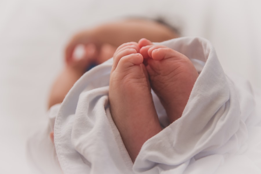 A fogamzásgátló tapasz egy modern, hormonális fogamzásgátló módszer, amelyet a bőrre kell ragasztani. A tapasz folyamatosan bocsát ki hormonokat, amelyek megakadályozzák a petefészkek ovulációját, így csökkentve a terhesség esélyét. A tapasz általában négy hétig hatékony, és a menstruációs ciklus során három hétig viselhető, majd egy hét szünetet kell tartani, amikor a menstruáció bekövetkezik.