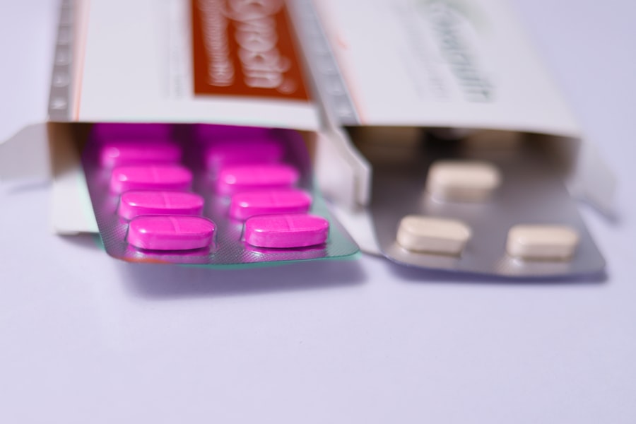 Az ösztrogén fogamzásgátlók, mint például a kombinált orális fogamzásgátlók, a női hormonrendszer kulcsszereplő Ezek a készítmények általában ösztrogént és progesztint tartalmaznak, amelyek együttműködve gátolják a petefészkek működését. Az ösztrogén hatására a hipotalamusz és az agyalapi mirigy hormontermelése csökken, ami végső soron megakadályozza a petefészkekben a tüszők érését és az ovulációt. Ez a mechanizmus rendkívül hatékony, mivel a petefészkek nem termelnek érett petesejteket, így a megtermékenyítés esélye gyakorlatilag nullára csökken.