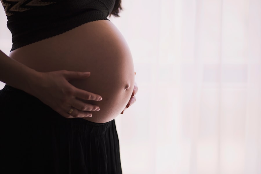 A fogamzásgátlás kérdése különösen fontos szerepet játszik a nők életében, különösen az 50. életévüket betöltött hölgyek esetében. Ebben a korban a nők sokszor már átélték a gyermekvállalás időszakát, de a fogamzásgátlás nem csupán a terhesség megelőzéséről szól.