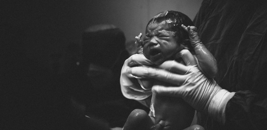 A méhen belüli fogamzásgátlás, más néven intrauterin fogamzásgátló (IUD), egy olyan eszköz, amelyet a női méh üregébe helyeznek el, hogy megakadályozza a terhességet. Az IUD-k különböző formákban és anyagokból készülnek, de mindegyik célja az, hogy megakadályozza a spermiumok és a petesejtek találkozását, ezáltal csökkentve a megtermékenyülés esélyét. A méhen belüli fogamzásgátlás működése több mechanizmuson alapul: egyrészt megváltoztatja a méhnyálkahártya környezetét, másrészt a spermiumok mozgását is gátolja.