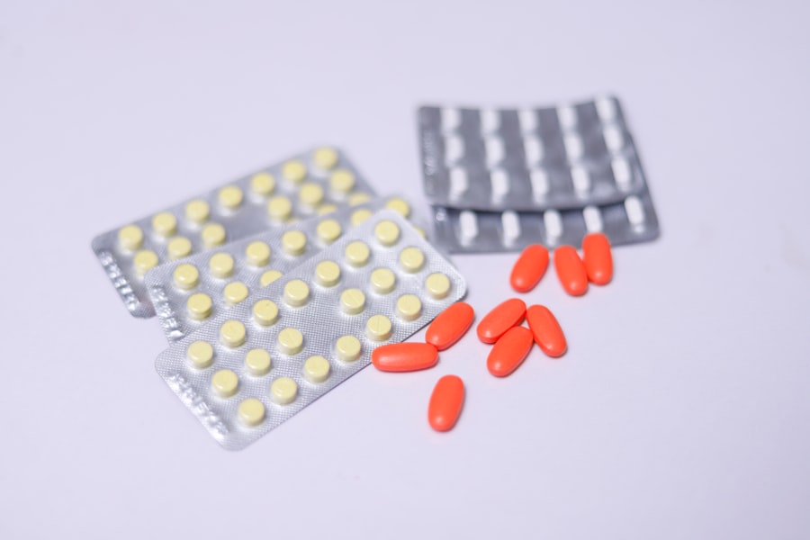 A savlekötő gyógyszerek, más néven antacidok, a gyomorsav semlegesítésére szolgálnak, és széles körben alkalmazzák őket a gyomorégés, a reflux és más emésztési problémák kezelésére. Azonban fontos megérteni, hogy ezek a gyógyszerek vénykötelesek, ami azt jelenti, hogy orvosi felügyelet mellett kell őket alkalmazni. A vényköteles státusz nem csupán a gyógyszer hatékonyságát jelzi, hanem azt is, hogy a használatuk során figyelembe kell venni a lehetséges kockázatokat és mellékhatásokat.