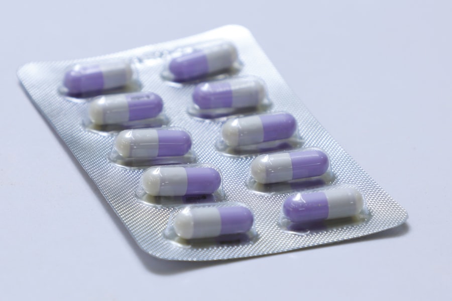 A savlekötő vényköteles gyógyszerek olyan készítmények, amelyek célja a gyomorsav termelésének csökkentése vagy semlegesítése. Ezek a gyógyszerek különösen hasznosak a gyomor- és nyombélfekélyek, a reflux betegség, valamint a gyomorégés kezelésében. A savlekötők hatásmechanizmusa általában a gyomorsav pH-értékének emelésén alapul, ami csökkenti a gyomor irritációját és a savas reflux tüneteit.