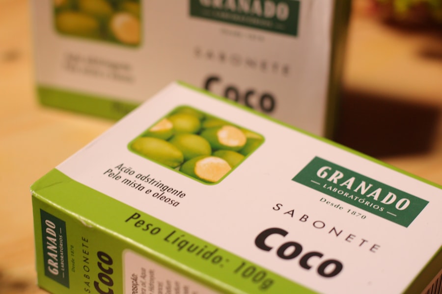 A Skudexa 150 mg egy kombinált gyógyszer, amely két hatóanyagot tartalmaz: a tramadolt és a paracetamolt. A tramadol egy középsúlyos fájdalomcsillapító, amely a központi idegrendszerre hat, míg a paracetamol széles körben használt fájdalomcsillapító és lázcsillapító szer. E két hatóanyag együttes alkalmazása lehetővé teszi a fájdalom hatékonyabb kezelését, mivel különböző mechanizmusokon keresztül fejtik ki hatásukat.