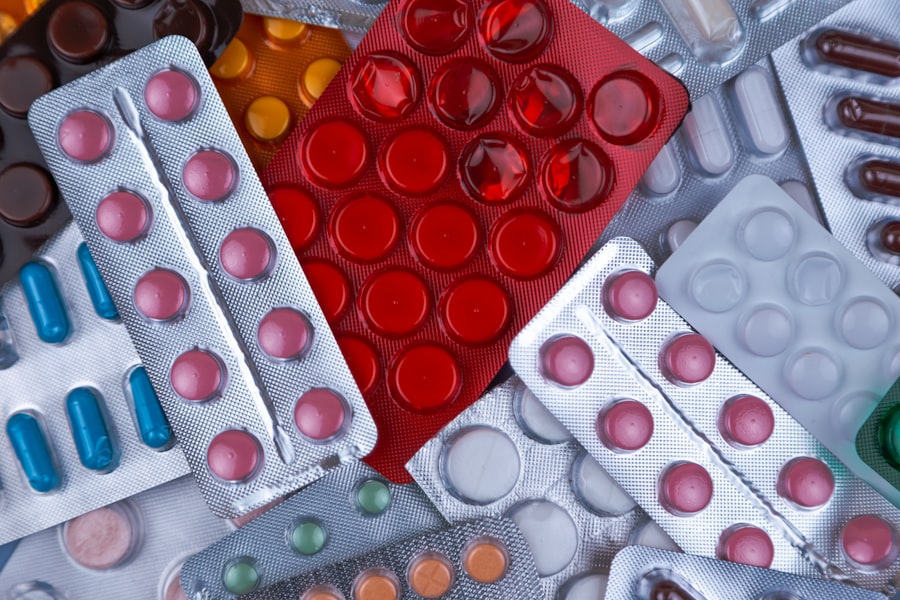 A Contramal 100 mg/ml egy fájdalomcsillapító gyógyszer, amely a tramadol hatóanyagot tartalmazza. A tramadol egy középsúlyos opioid analgetikum, amelyet különböző típusú fájdalmak, például posztoperatív fájdalom, krónikus fájdalom vagy daganatos fájdalom kezelésére használnak. A gyógyszer hatásmechanizmusa összetett: egyrészt a központi idegrendszer opioid receptoraira hat, másrészt gátolja a szerotonin és norepinefrin visszavételét, ami hozzájárul a fájdalomérzet csökkentéséhez.