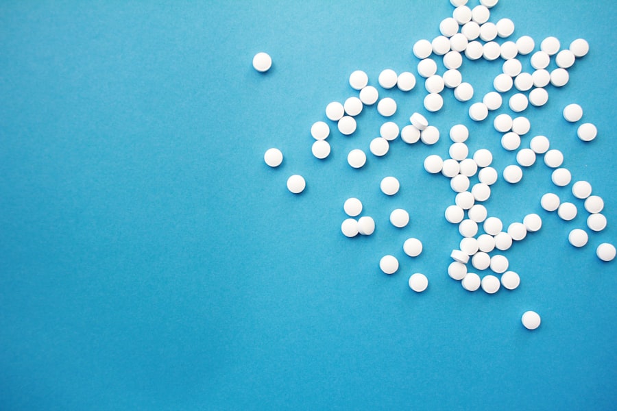 A gyulladáscsökkentő antibiotikumok szerepe a modern orvoslásban kiemelkedő. Ezek a gyógyszerek nemcsak a baktériumok által okozott fertőzések kezelésére szolgálnak, hanem a gyulladásos folyamatok mérséklésére is hatékonyan alkalmazhatók. A gyulladás a szervezet természetes válasza a sérülésekre és fertőzésekre, azonban ha túlzottan elhúzódik, vagy krónikus formát ölt, komoly egészségügyi problémákhoz vezethet.