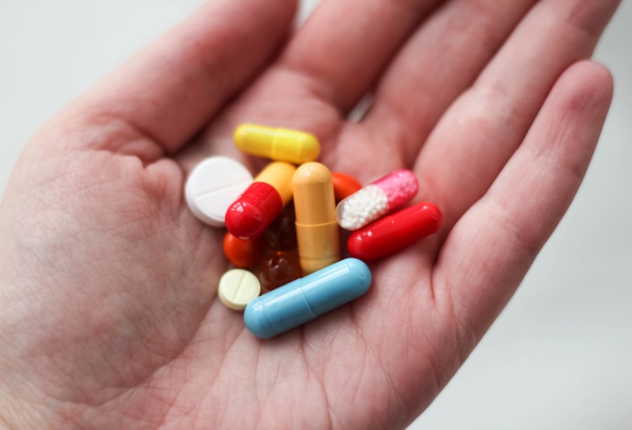 A non-szteroid gyulladáscsökkentők (NSAID-ok) a fájdalomcsillapítás egyik legelterjedtebb és legfontosabb eszközei közé tartoznak. Ezek a gyógyszerek nemcsak a fájdalom csökkentésére képesek, hanem gyulladáscsökkentő hatásuk révén a gyulladásos folyamatok mérséklésére is alkalmasak. A fájdalomcsillapító hatásuk a prosztaglandinok termelésének gátlásán alapul, amelyek a gyulladásos reakciók során keletkeznek, és hozzájárulnak a fájdalomérzet kialakulásához.
