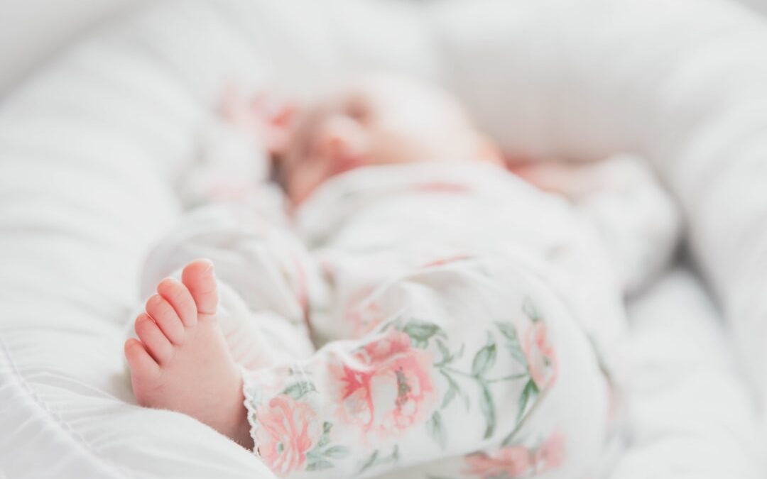 Photo Baby holding stomach