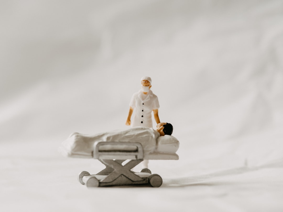 Photo Chiropractor adjusting spine