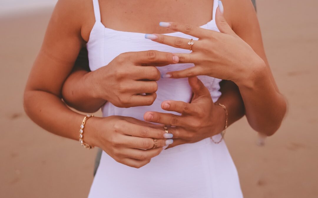 Photo Stomach and back pain: Woman holding her stomach