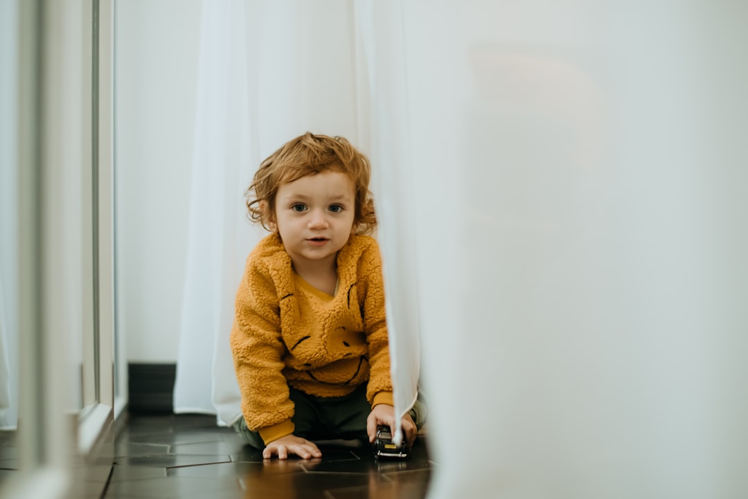 Photo Child in a tight space