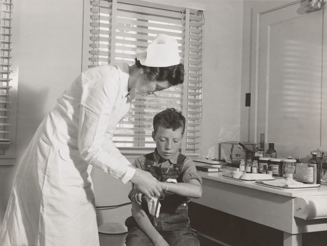 Photo Doctor examining child