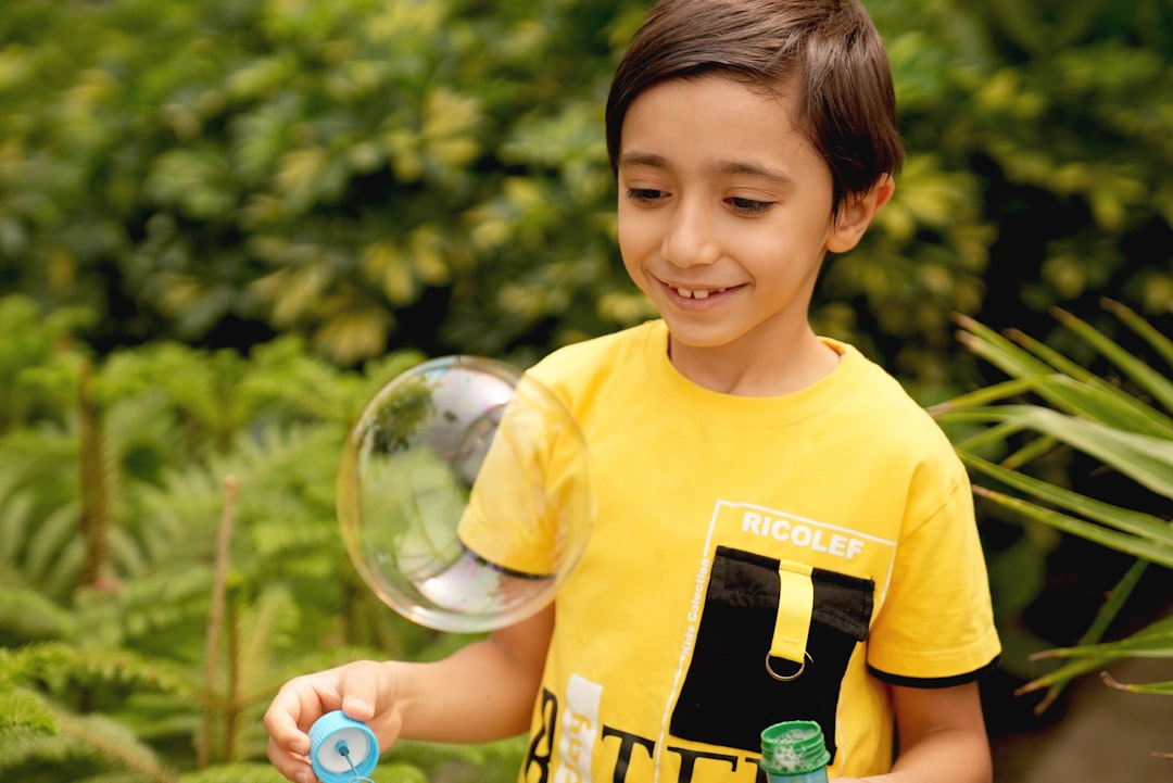 Photo Child holding a glass of water