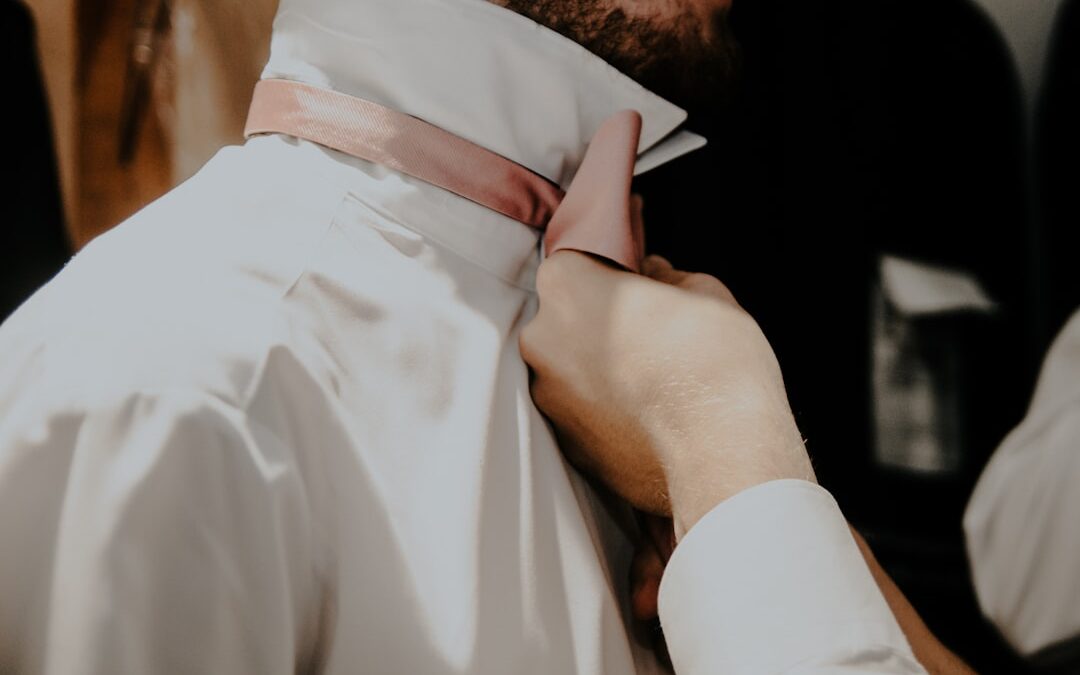 Photo Chiropractor adjusting back