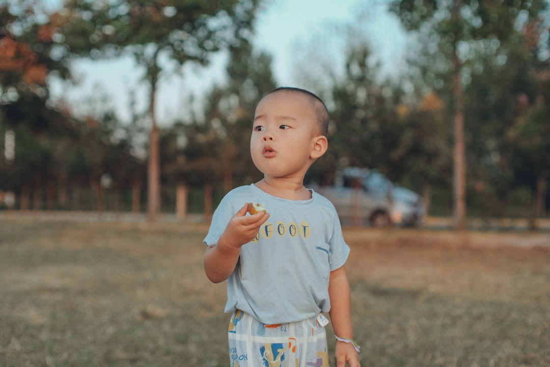 Photo Child holding stomach