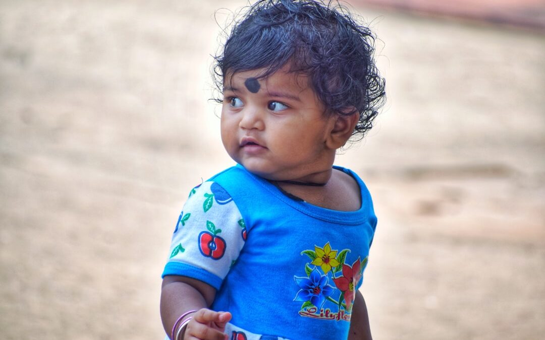 Photo Child holding stomach
