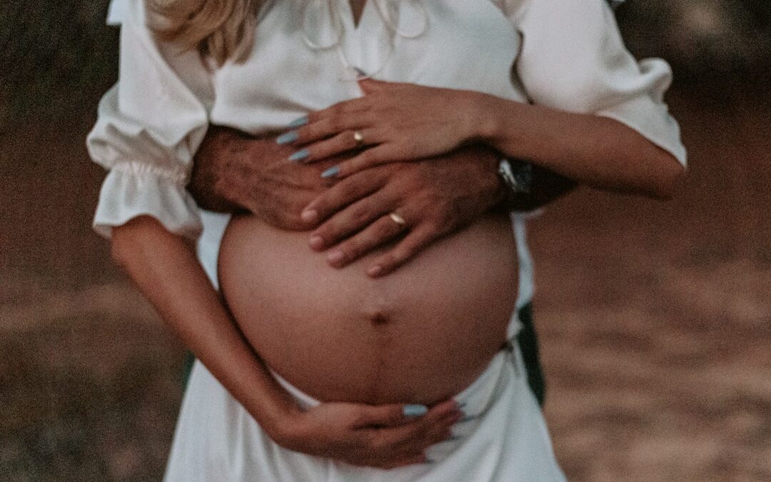 Photo Baby holding belly