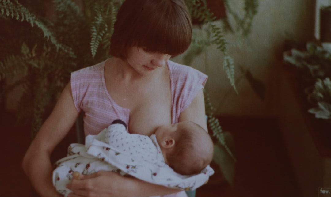 Photo Breastfeeding mother taking aspirin